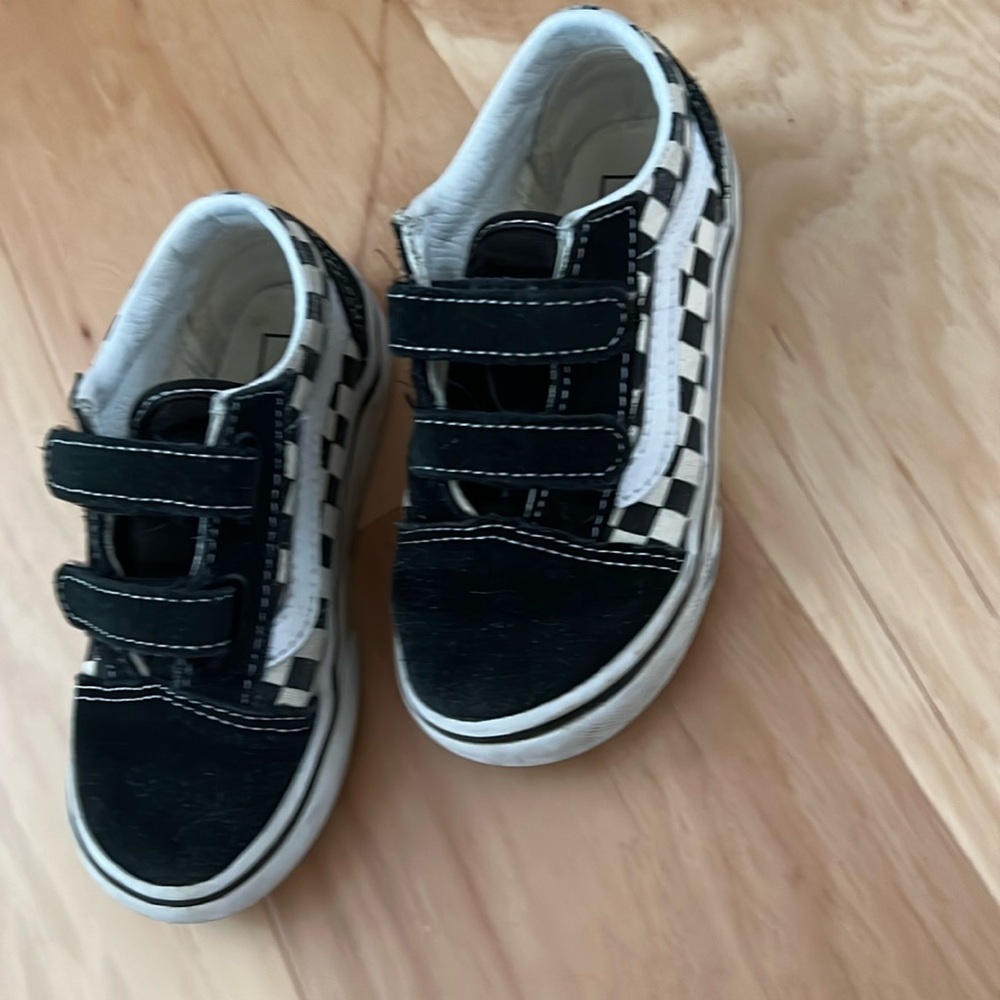 Old Skool velcro checker vans